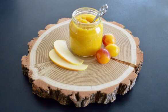 Apple and mirabelle baby food puree (from 4 months)
