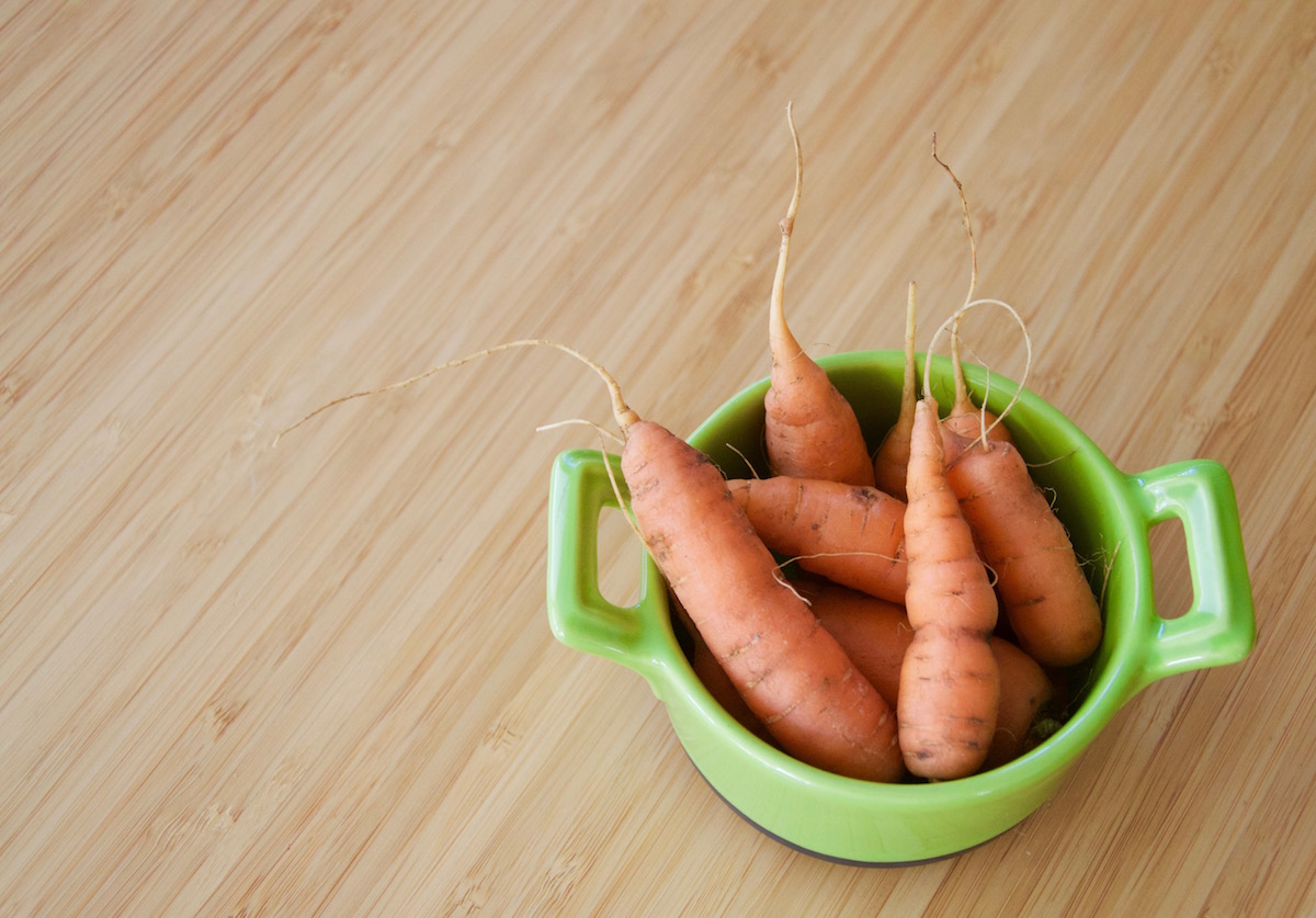 Petites carottes du jardin pour la première purée de bébé