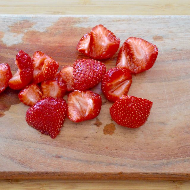 Fraises coupées pour la compote de bébé