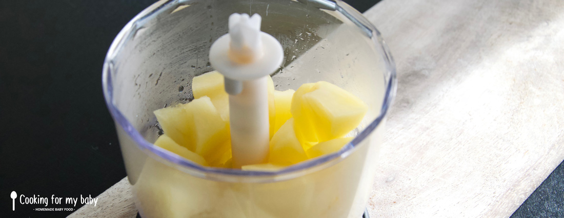 Morceaux de pomme cuits pour la compote de bébé