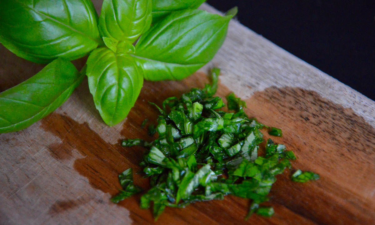 Recette de courgette et oeuf brouillé au basilic et parmesan pour