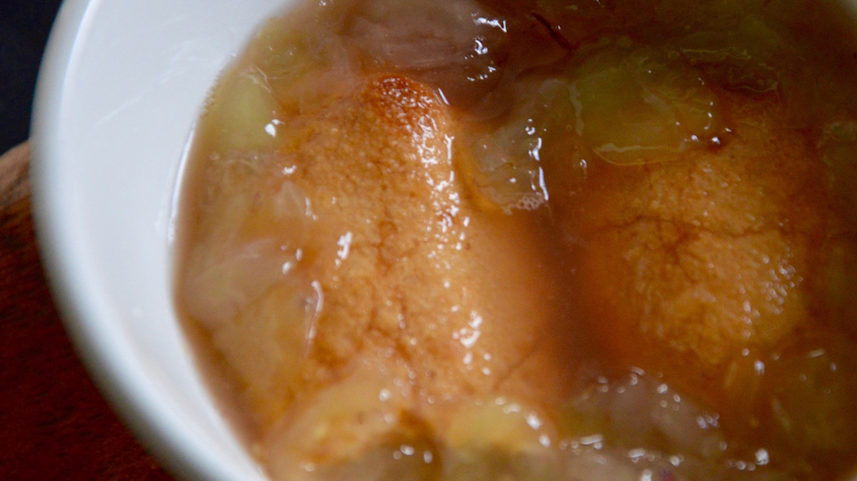 Biscuit à la cuillère trempé dans du jus de raisin pour bébé