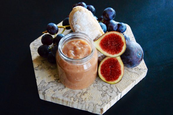 Compote figue et raisin avec biscuit à la cuillère pour bébé