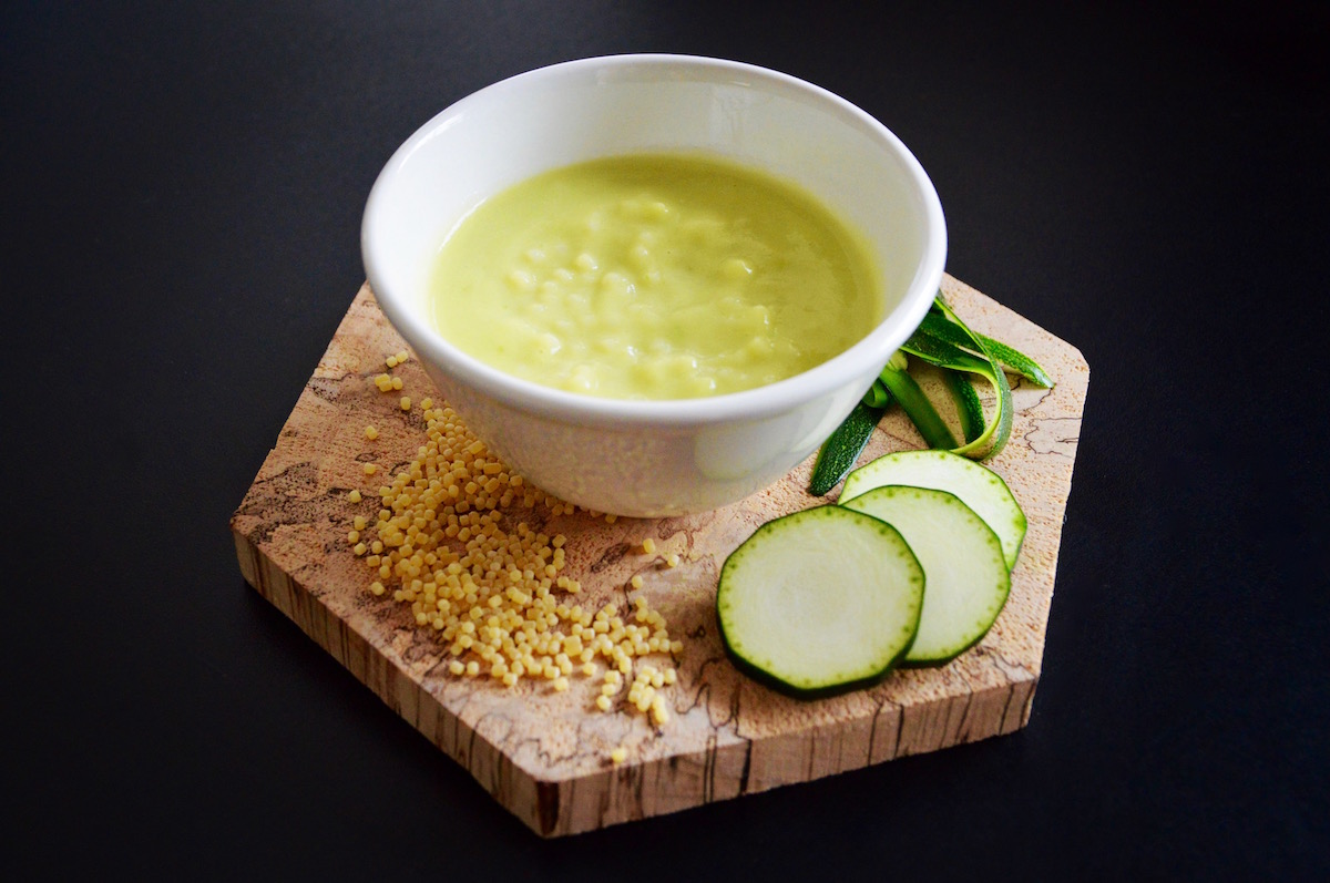 Velouté courgette chèvre frais et petites pâtes perles pour bébé