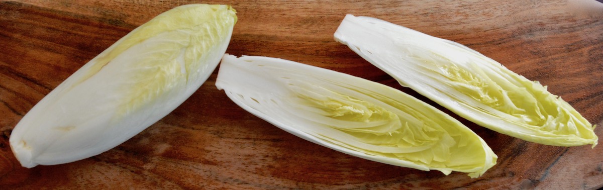 Endive coupée en deux pour bébé