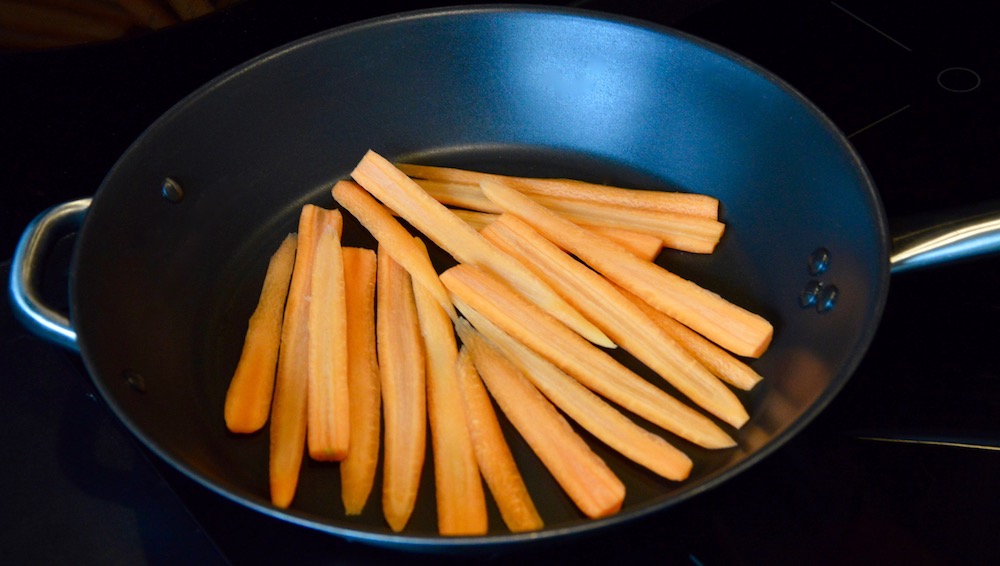 Lamelles de carottes dans la poêle pour bébé