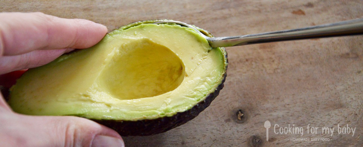 Recette de purée crémeuse d'avocat, banane et clémentine pour bébé (Dès 8 mois) 6 Ouvrir un avocat pour bébé