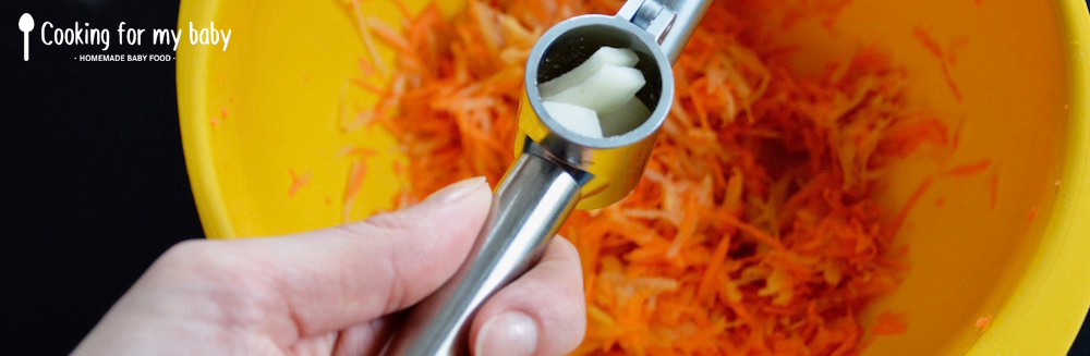 Presser de l'oignon pour les galettes de pommes de terre et carottes pour bébé (Röstis)