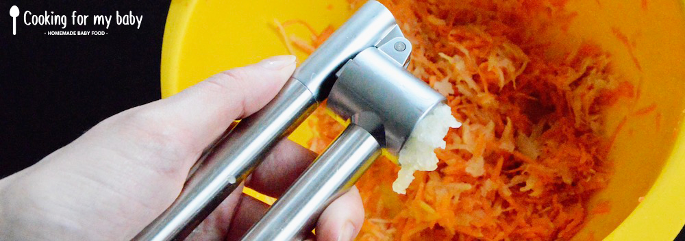 Presser de l'oignon pour les galettes de pommes de terre et carottes pour bébé (Röstis)