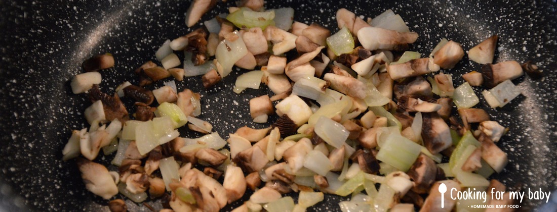 Mushrooms and onion for baby blanquette