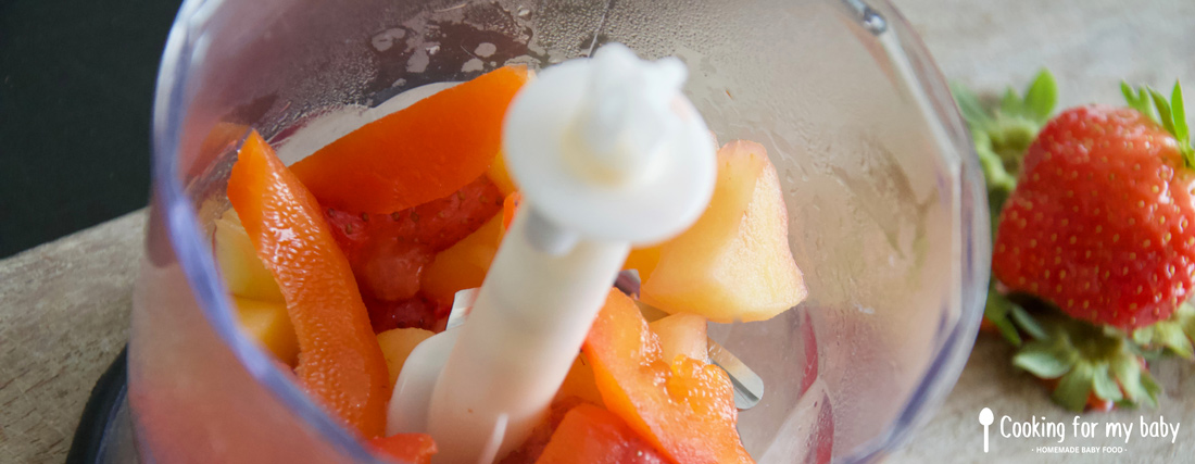 Mixer le poivron rouge, la fraise et la pomme pour bébé