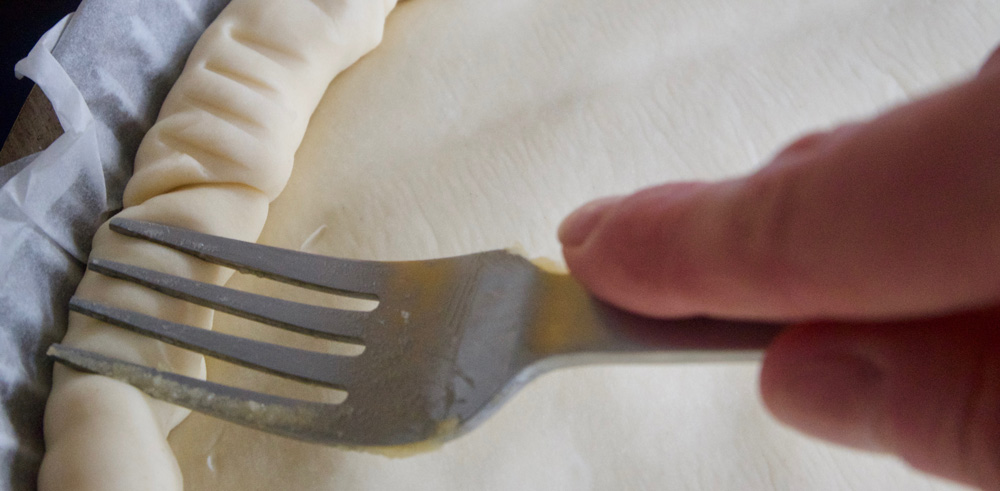 Decorate the puff pastry for baby-friendly galette des rois