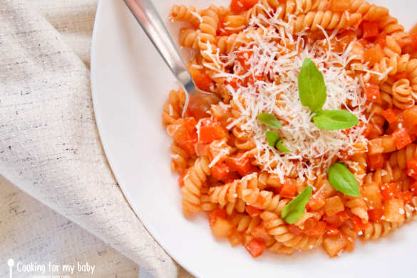 Recette de pâtes fusilli, sauce tomate ricotta aux petits légumes pour bébé (Dès 18 mois)