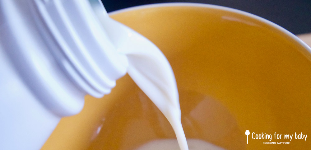 Verser le lait dans la pâte à gaufre pour bébé