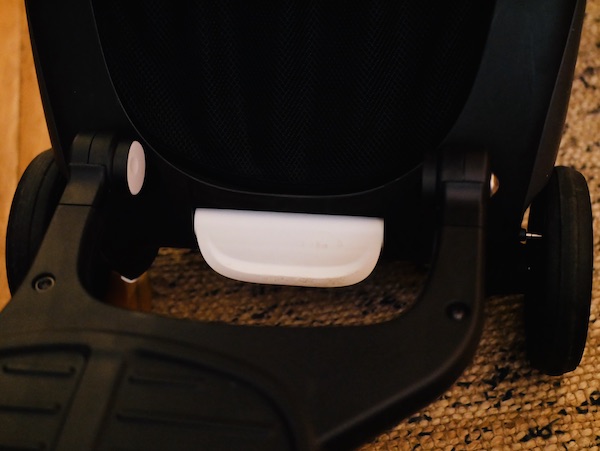 Poussette compacte : Test de la Bugaboo Ant vs Yoyo Babyzen 22 Poussette Bugaboo Ant frein