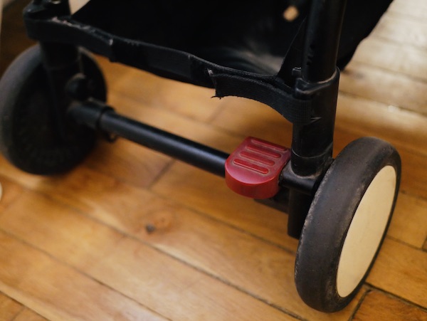 Poussette compacte : Test de la Bugaboo Ant vs Yoyo Babyzen 21 Poussette Yoyo Babyzen frein