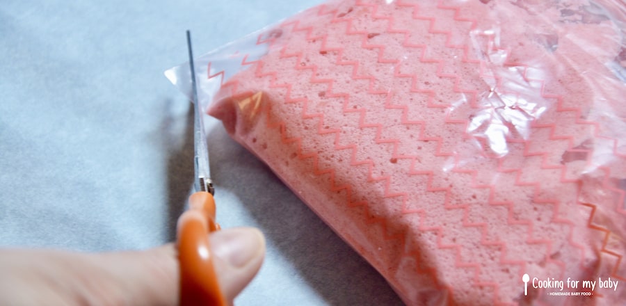 Homemade piping bag (freezer bag)