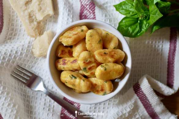 Recette de gnocchis poêlés patate douce, mozzarella et basilic pour bébé (Dès 12 mois)