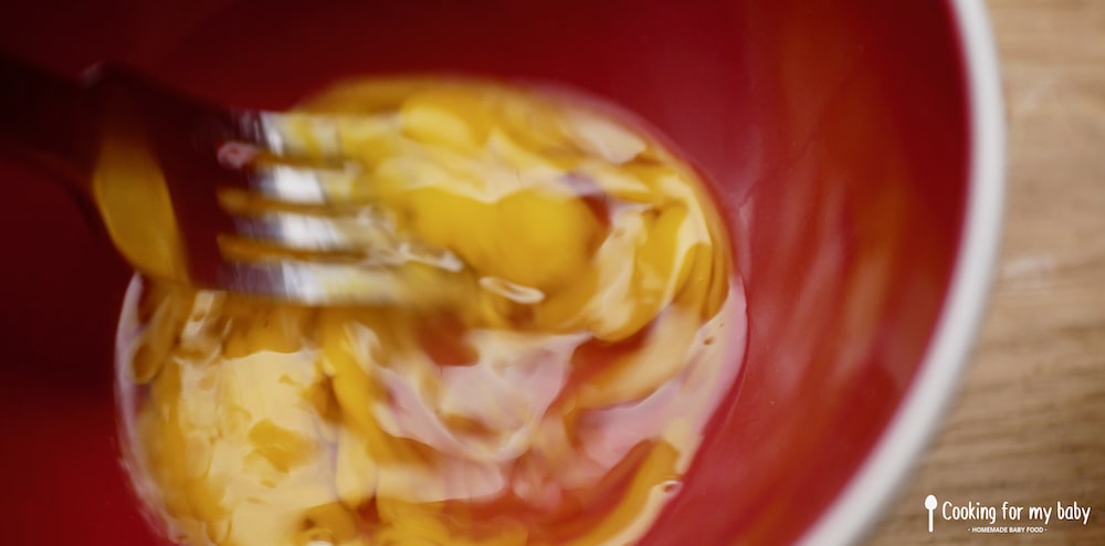 Battre l'oeuf pour faire les pancakes moelleux