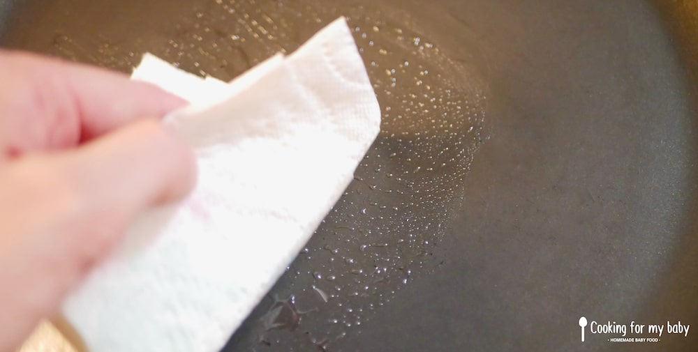 Huiler une poêle pour cuire les pancakes moelleux