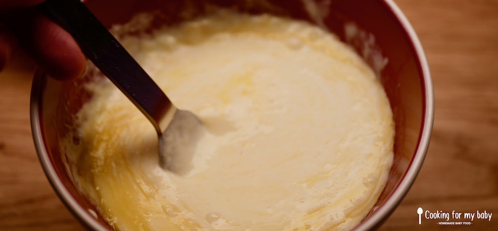Mélanger les ingrédients liquides pour les pancakes moelleux