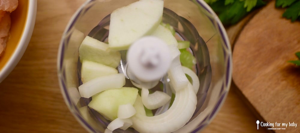 Mixage de la pomme et du céleri pour les boulettes de bébé