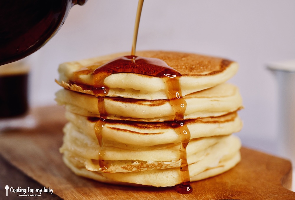 Sirop d'érable sur pancakes moelleux