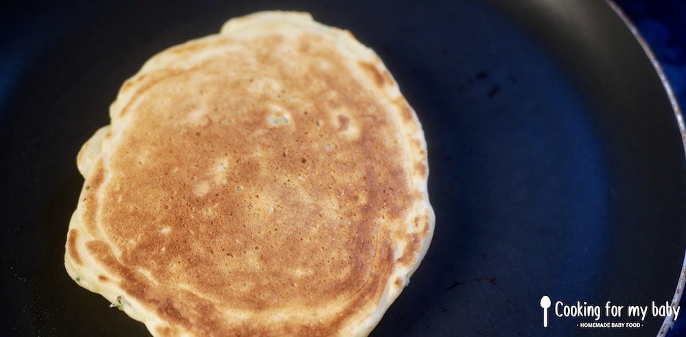 Cooking du pancake savory for baby