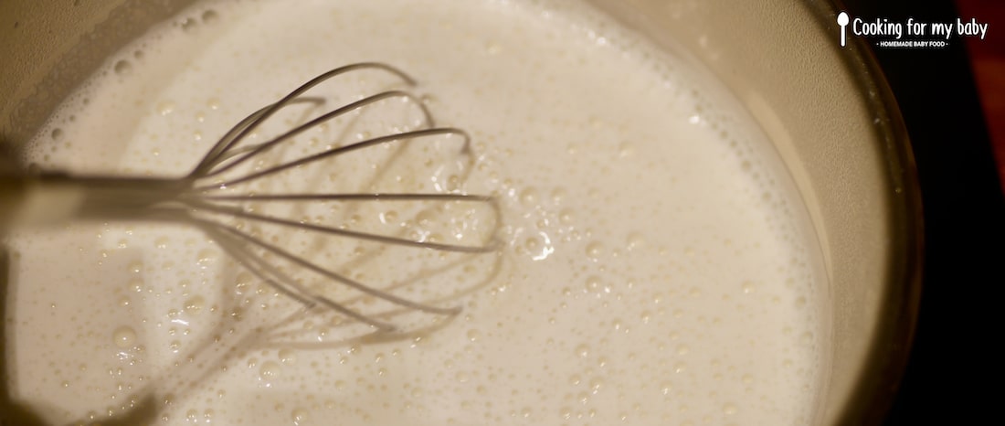 Fouetter le lait, le sucre et la semoule pour préparer la semoule au lait pour bébé