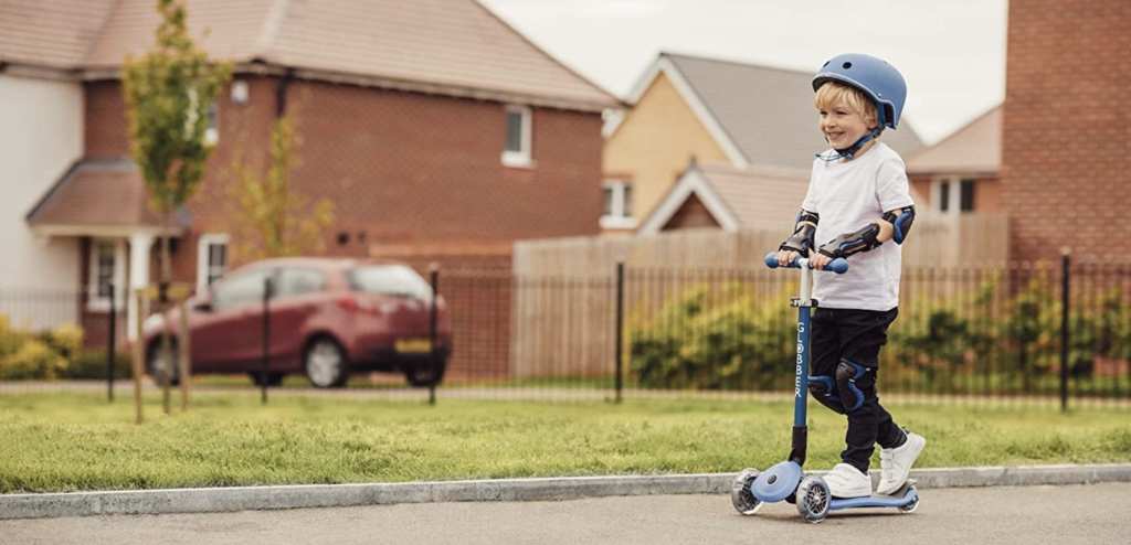 Idées Cadeaux de Noël pour enfants de 3 ans : Notre sélection 14 Trotinette Globber pliante - Idée cadeau de Noël enfant 3 ans
