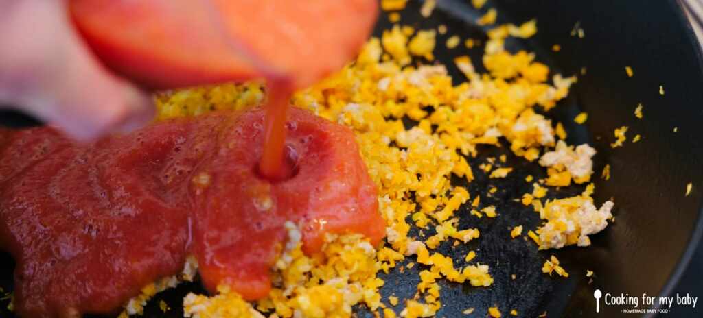 Cooking peeled tomatoes and vegetables for baby's Bolognese sauce