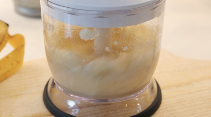Blending the banana with lemon juice for the compote