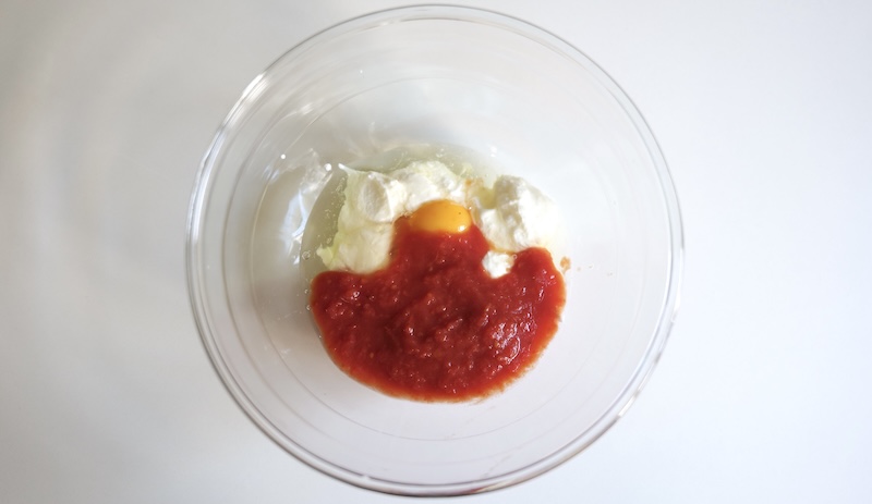 Adding yogurt, egg and tomato pulp